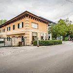 Blue Flat By Grazrentals Best Location & Free Parking